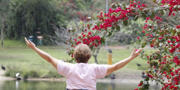 Expectativa de vida no Brasil sobe para 76,3 anos