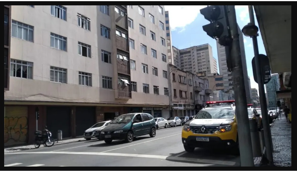 Corpo de professor é encontrado em decomposição, com pano na boca e faca cravada no peito