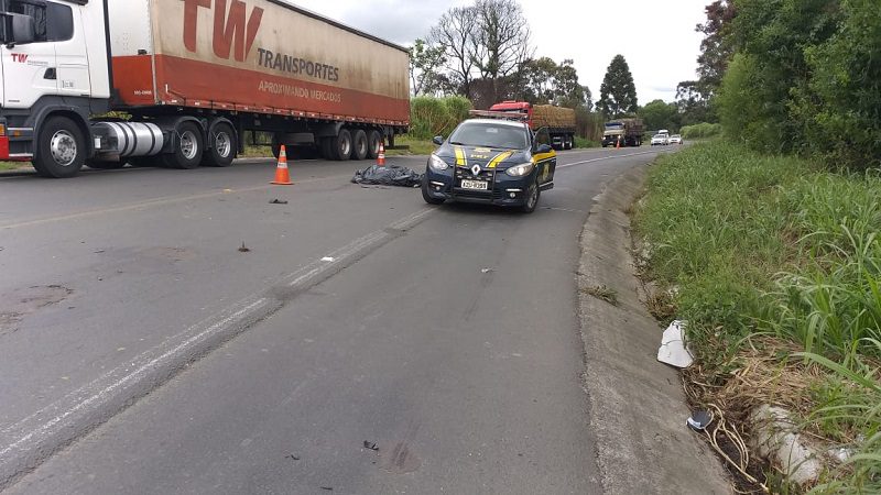 Motociclista perde controle, após passar por ondulação na pista, atinge caminhão e morre