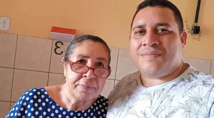 Filho reencontra a mãe pela internet após quase 30 anos sem contato