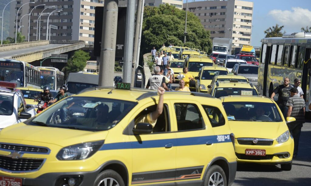 Governo Federal libera R$ 10,9 bilhões para auxílios a caminhoneiros e taxistas por MP