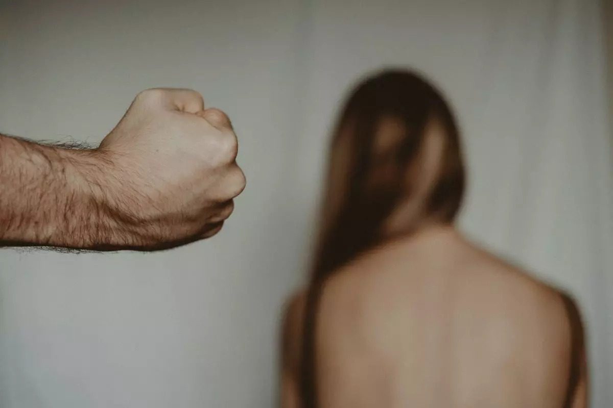Devido ao comportamento possessivo do namorado, mulher o denuncia e teme integridade física