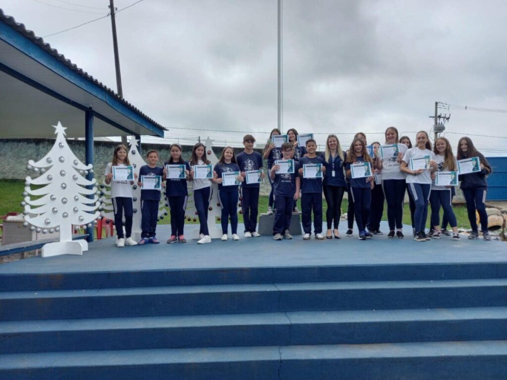 Colégio Estadual São Mateus entrega Menção Honrosa para alunos nota 10 no concurso de redação Paraná Nota 10 Agrinho 2022