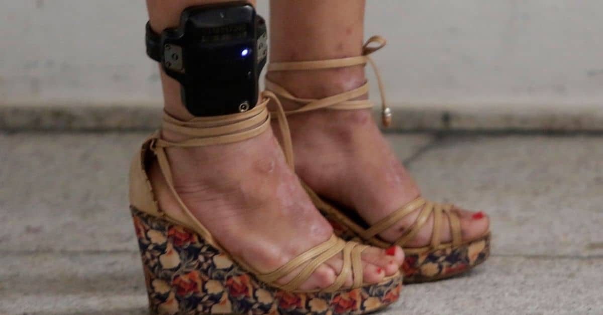 Mulher com tornozeleira eletrônica simula troca de calçado e furta proprietária do comércio