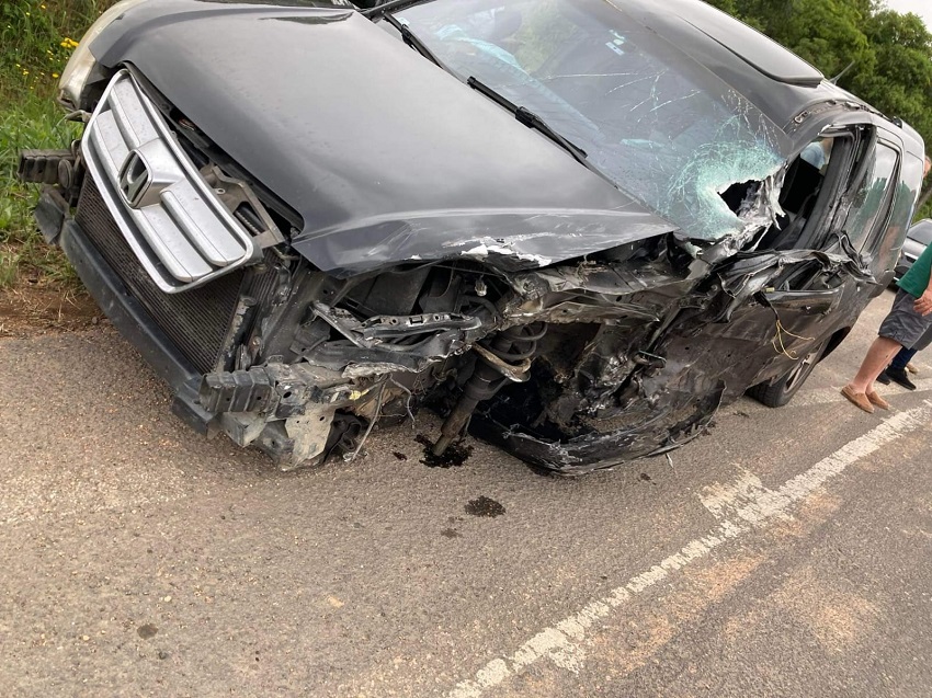 Veículo fica parcialmente destruído em acidente com carreta em Fluviópolis