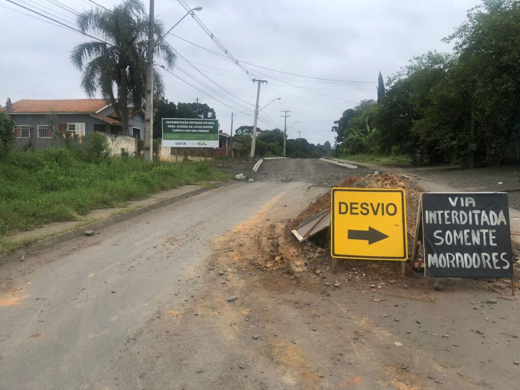 VÍDEO: obra de asfaltamento na Colônia Cachoeira gera indignação e preocupação aos moradores