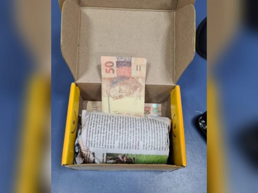 Homem é preso ao receber encomenda de R$ 1 mil em notas falsas pelos Correios