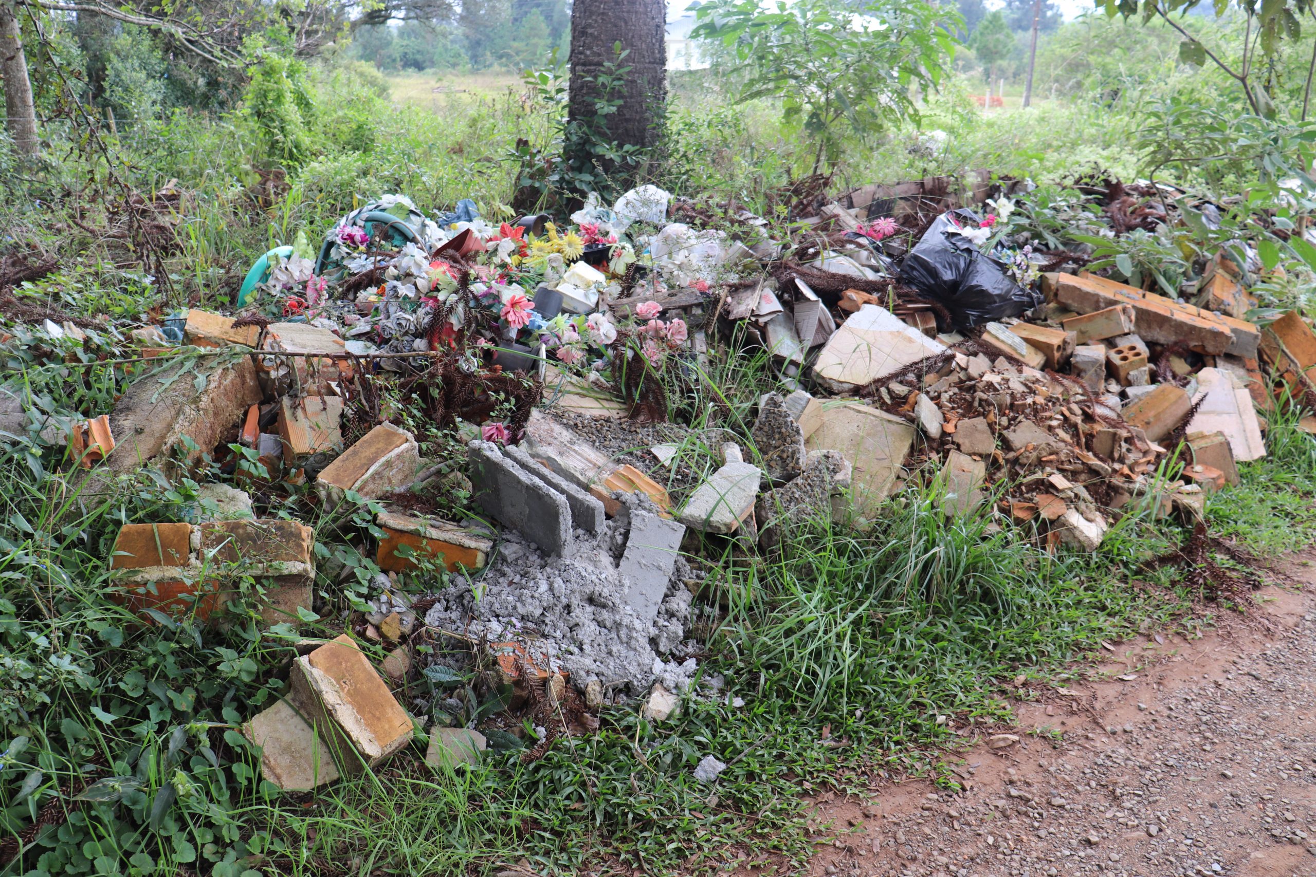 Denúncias: lixo aglomerado e terrenos abandonados