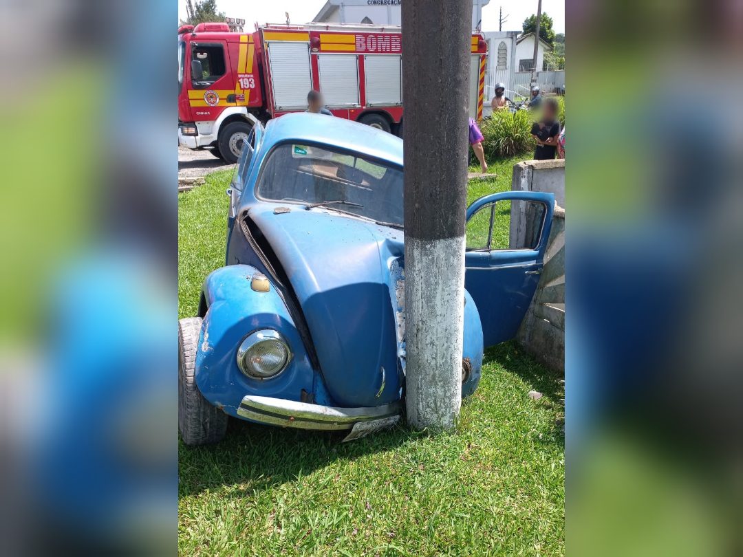 Sob efeito de álcool, conforme a PM, motorista atinge poste com um fusca