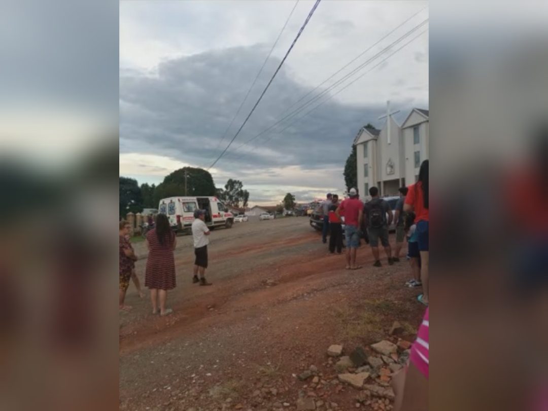 Adolescente de 17 anos é esfaqueado em frente a colégio em Imbituva