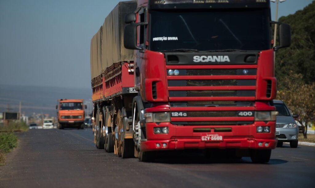 Exame toxicológico para motoristas de ônibus e caminhão tem novo prazo