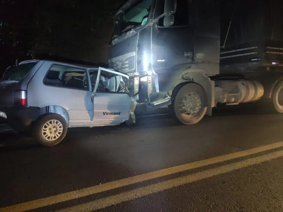 Carro furtado de prefeitura bate de frente com caminhão na BR-277; motorista fica em estado grave