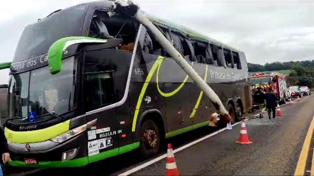 Passageiros ficam feridos após peça se soltar de caminhão e atingir ônibus na BR-277