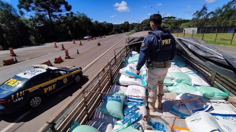 PRF apreende 394 quilos de maconha no Paraná em meio a carga de milho