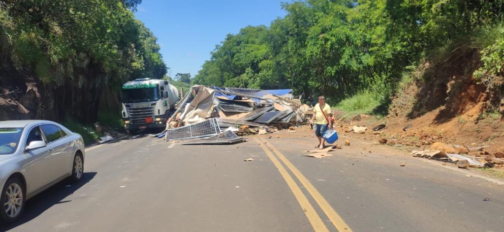 Tombamento de carreta na BR-277 em Cantagalo ontem (22) tem carga de placas solares saqueada