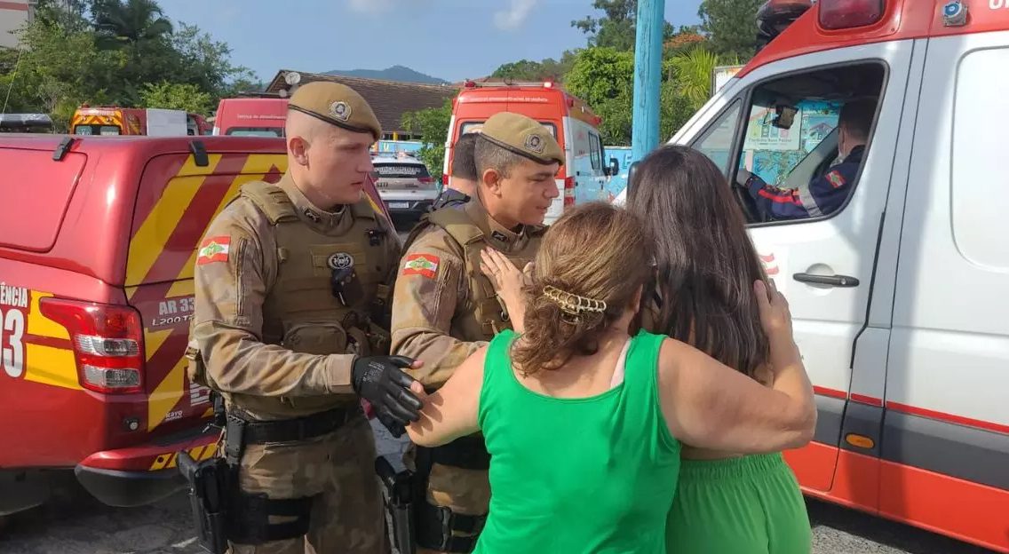 Homem com machado invade creche e mata quatro crianças em Santa Catarina