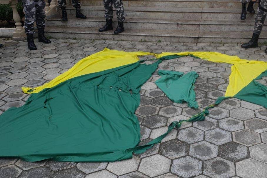 PM resgata parte da Bandeira Nacional e apreende adolescente