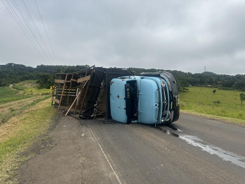 Caminhão carregado com gado tomba em rodovia do Paraná