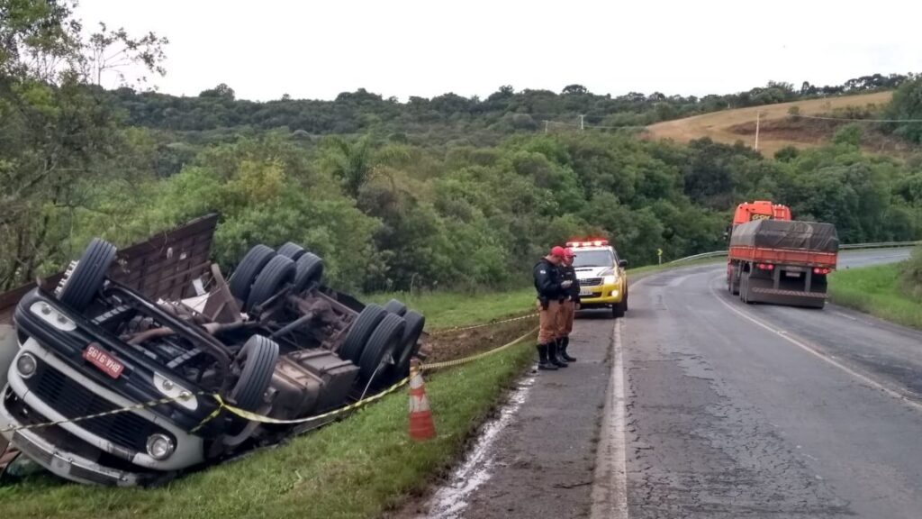 Caminhão tomba após sair da pista na PR-151, em Palmeira