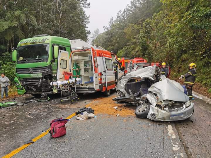 Jovem morre e mais três pessoas ficam feridas em grave acidente na BR-282