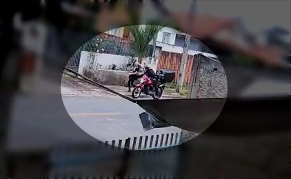 Motociclista é flagrado passando a mão em menina na volta da escola; mãe denuncia assédio