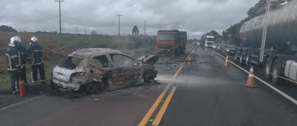 Na Rodovia do Xisto motorista morre dentro do carro que pegou fogo após colisão com caminhão