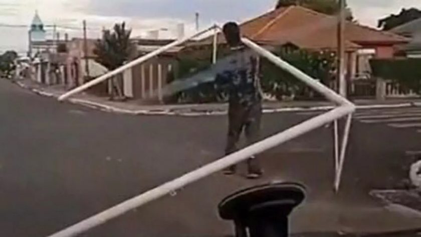 Homem rouba trave de campo e sai carregando ela no meio da rua, em Castro