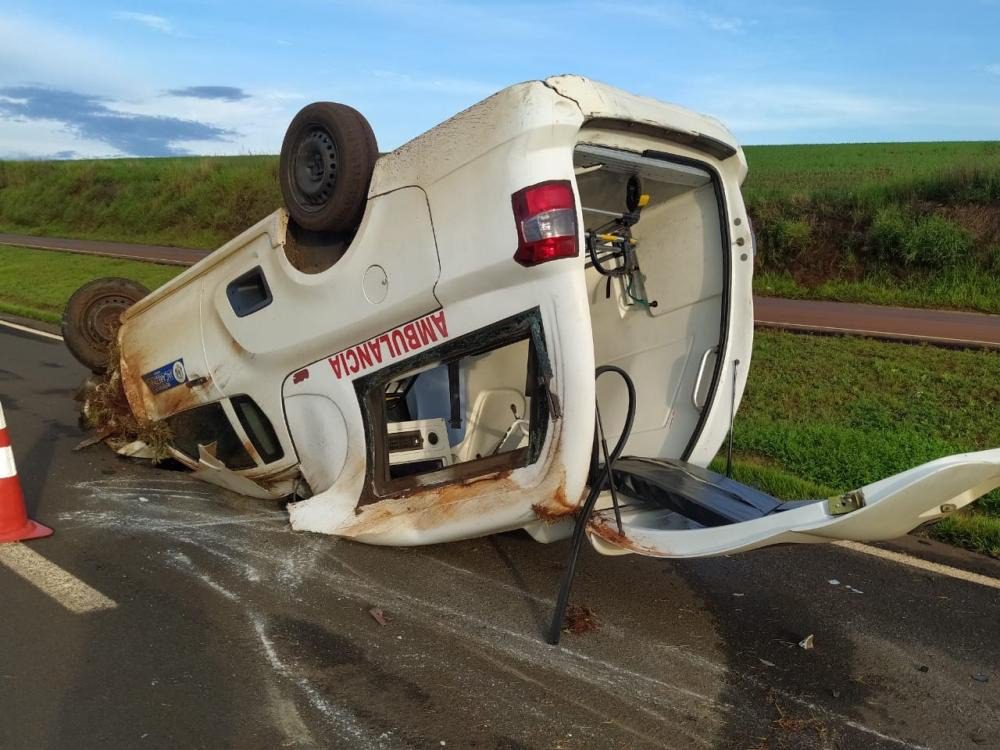 Ambulância tomba e duas pessoas ficam feridas, incluindo uma gestante em rodovia do Paraná