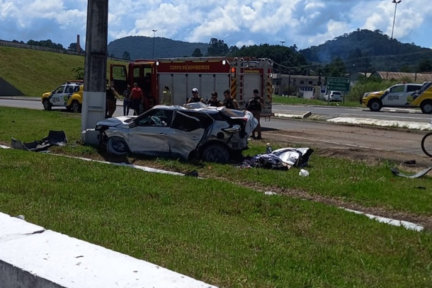 Carro em fuga da Polícia perde controle e cai de viaduto em União da Vitória