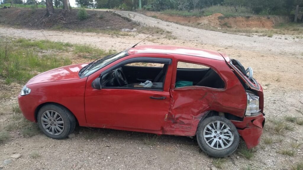 Palio cruza a PR 151 e provoca acidente na rodovia, em Palmeira