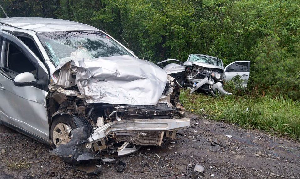 Colisão entre veículos deixa duas pessoas feridas na BR-476, em Paulo Frontin