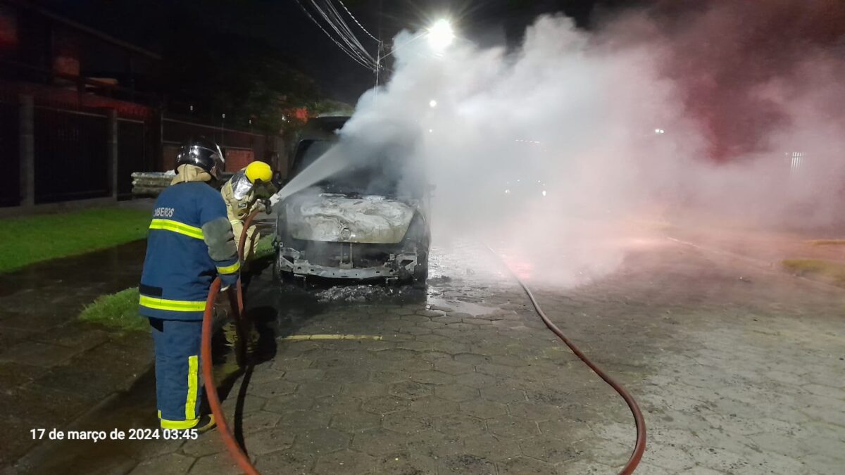 EXCLUSIVO: imagens registram início do incêncio criminoso na van de Rebouças em Guaratuba