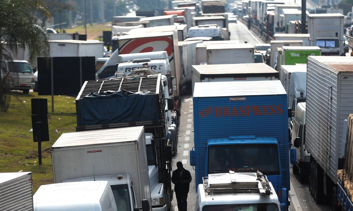 Ameaça de greve de caminhoneiros não prejudica trânsito em rodovias