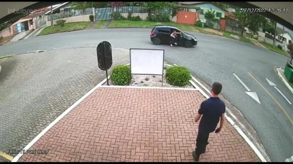 Vídeo: Marido é flagrado espancando a mulher dentro do carro e é preso