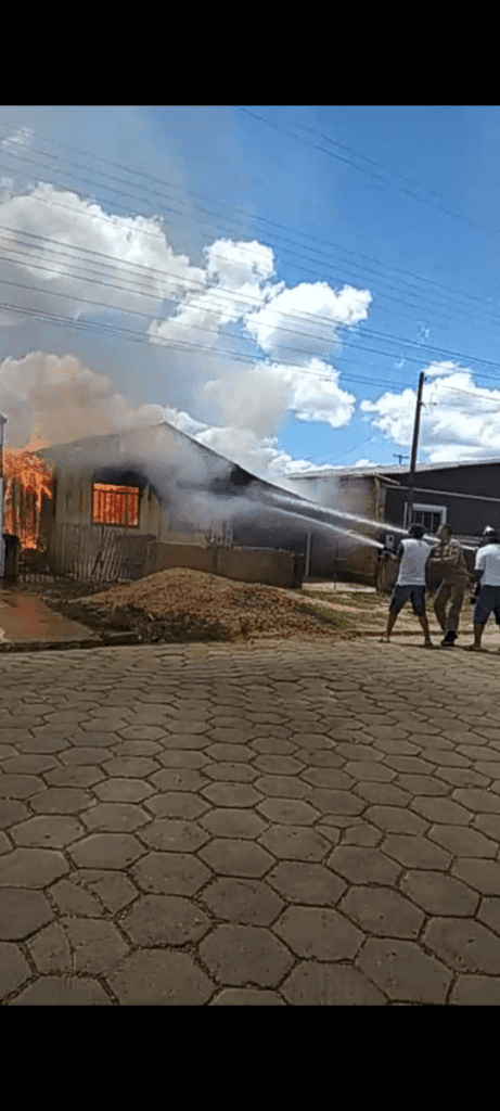 Vídeo: casa é destruída pelo fogo em São Mateus do Sul