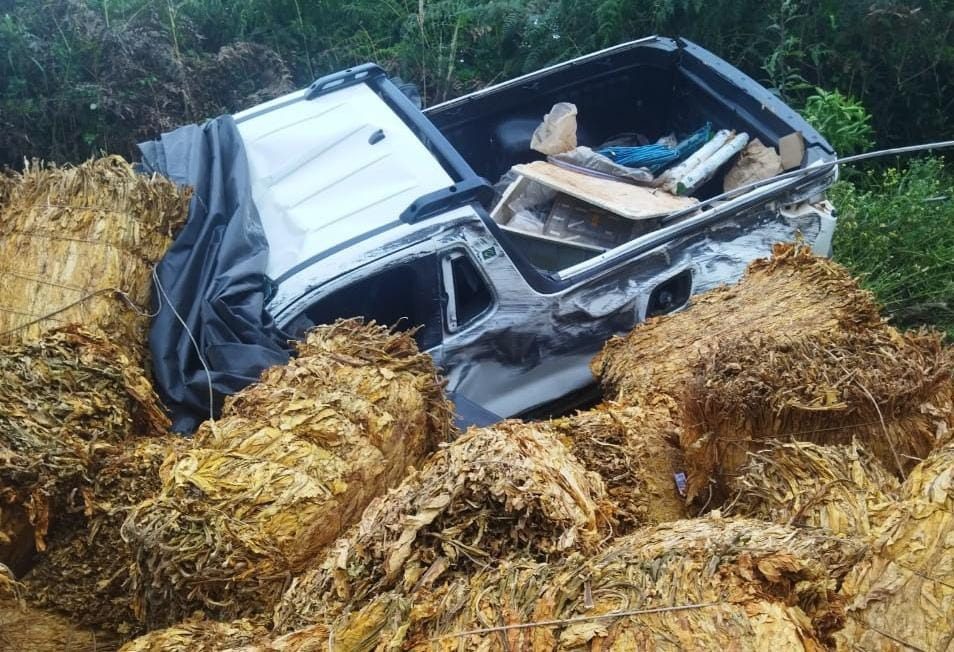 Carreta carregada de fumo tomba sobre automóvel em Dorizon