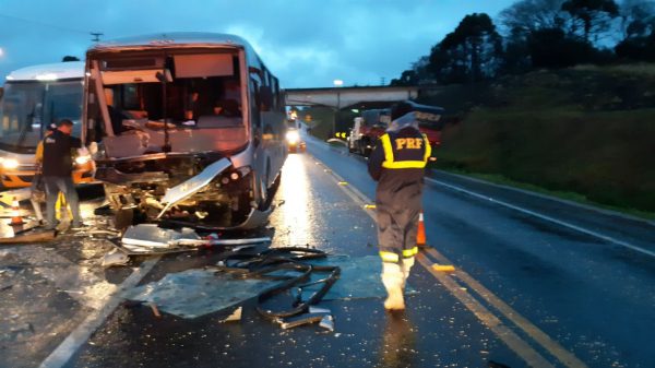 Ônibus da saúde de São Mateus do Sul colide com caminhão na BR-476