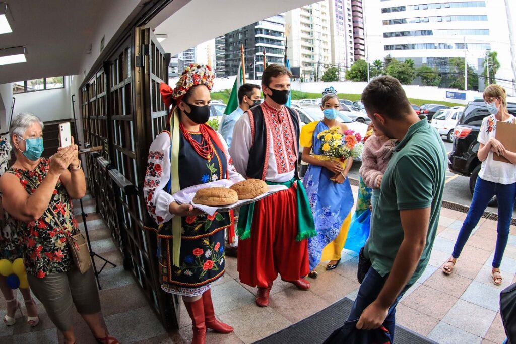 Paraná recebe 29 refugiados da guerra na Ucrânia e cria força-tarefa com serviços de apoio