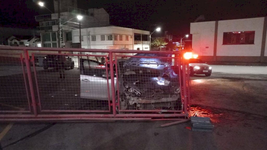 Motorista embriagado bate na grade do quartel do Corpo de Bombeiros de Canoinhas