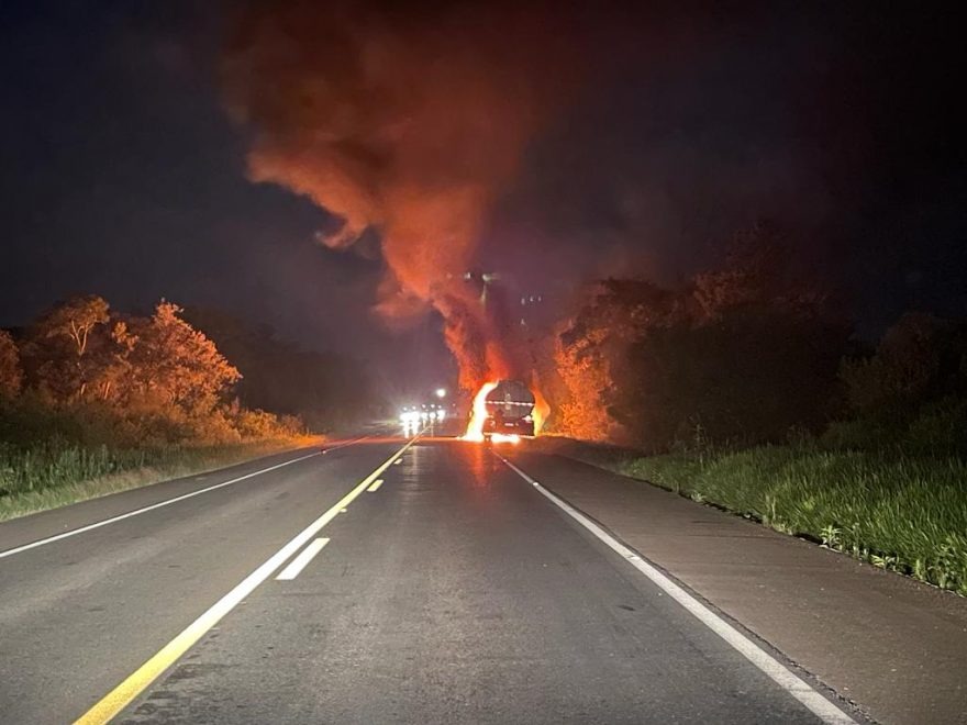 Incêndio em caminhão mobiliza equipes de socorro na BR-277