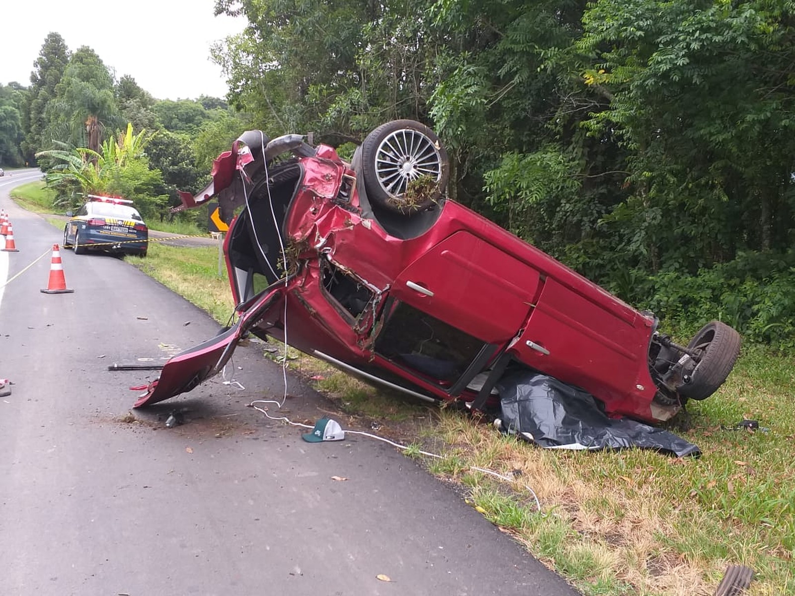 Veículo em fuga capota e um dos ocupantes morre, em Irati