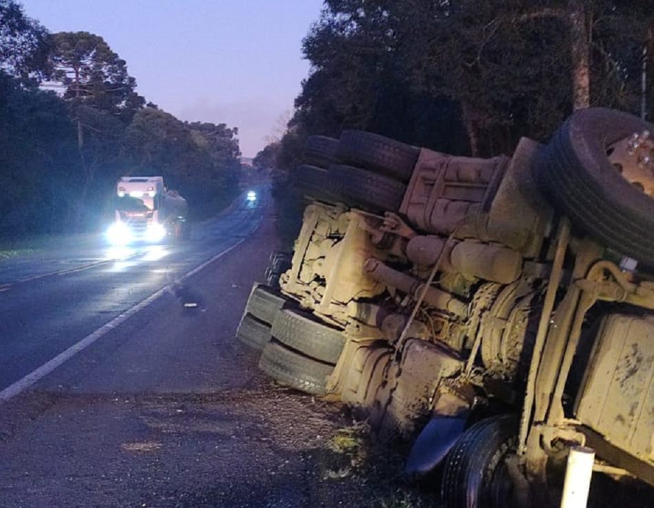 Motorista fica ferido em tombamento de caminhão carregado com botijões de GLP vazio na BR 476 em São Mateus do Sul