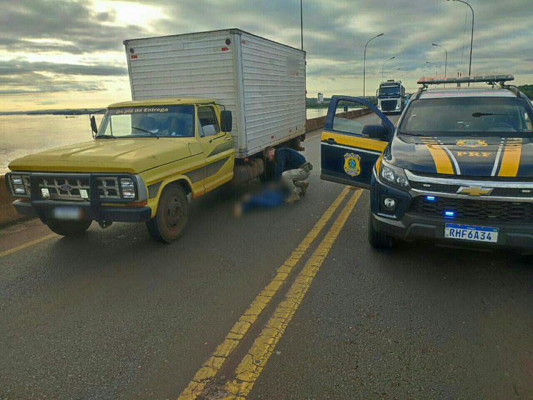 Em menos de meia hora, PRF recupera caminhão de mudanças furtado no Paraná