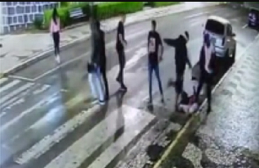 Briga em Palmeira deixa jovem gravemente ferido na Praça da Matriz