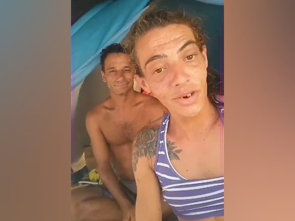 VÍDEO: casal em situação de rua ganha um 1 milhão de seguidores mostrando sua rotina nas redes sociais