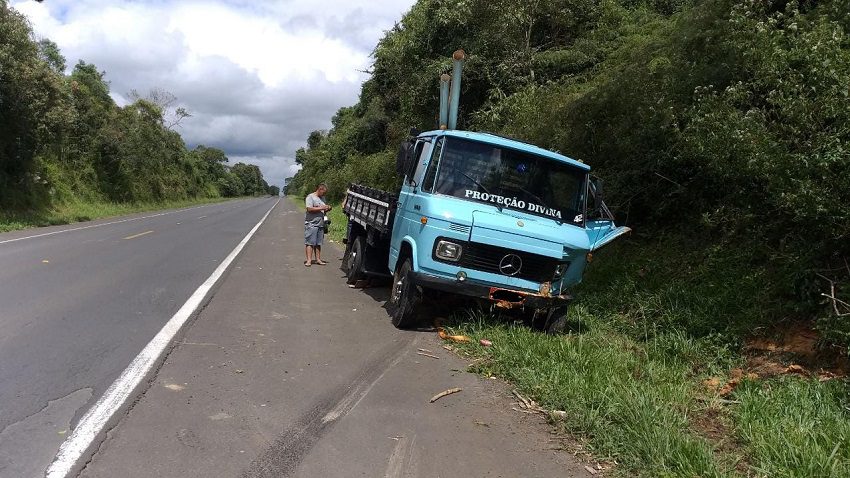 Caminhão tomba na BR 476. Ocupantes foram retirados e socorridos por bombeiros