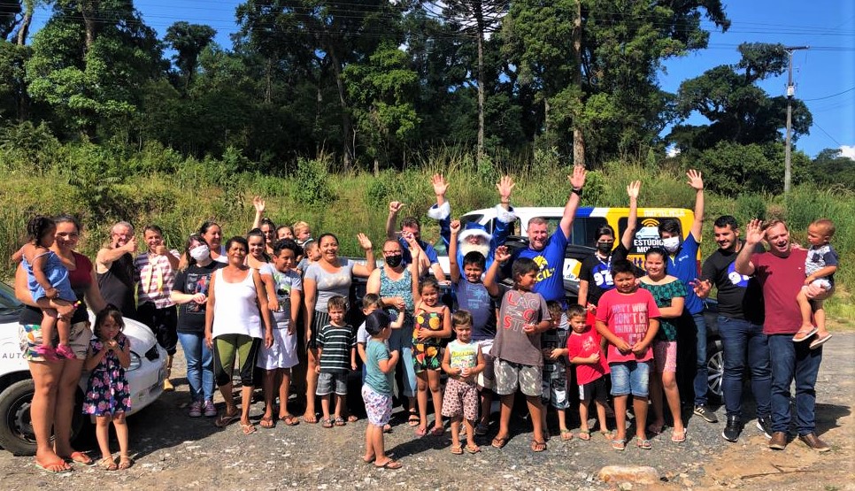 Crianças e adultos fizeram a festa com o Papai Noel Azul da Rádio Cultura em São João do Triunfo