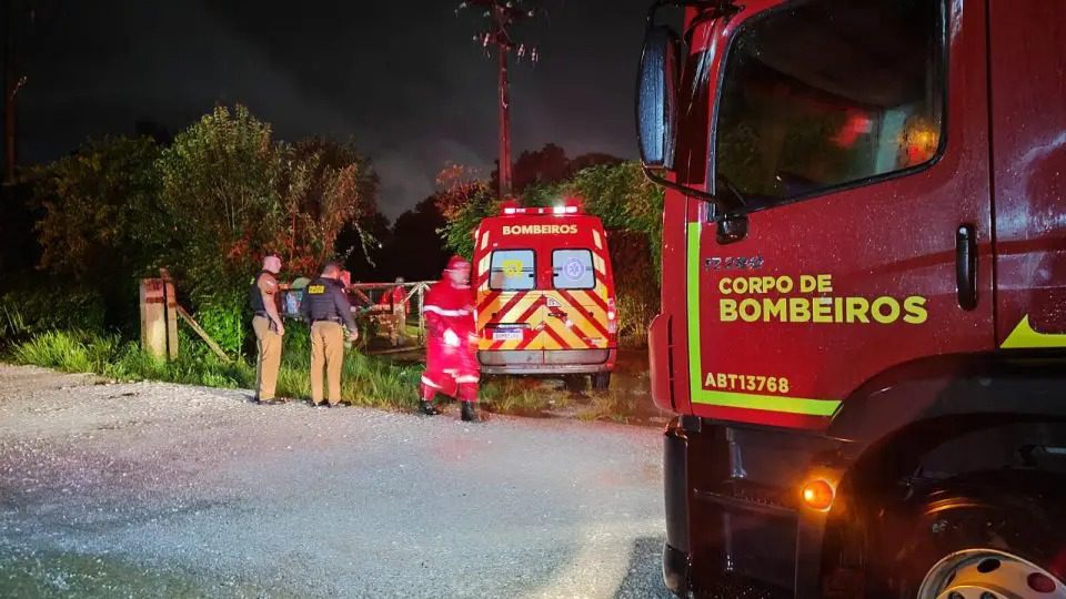 Suspeito sofre descarga elétrica após tentar furtar fios de estação da Sanepar e fica gravemente ferido