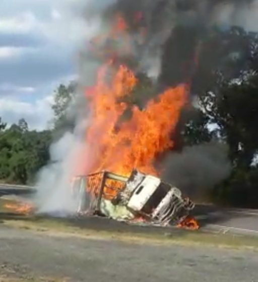 Carreta tomba e pega fogo na BR 476
