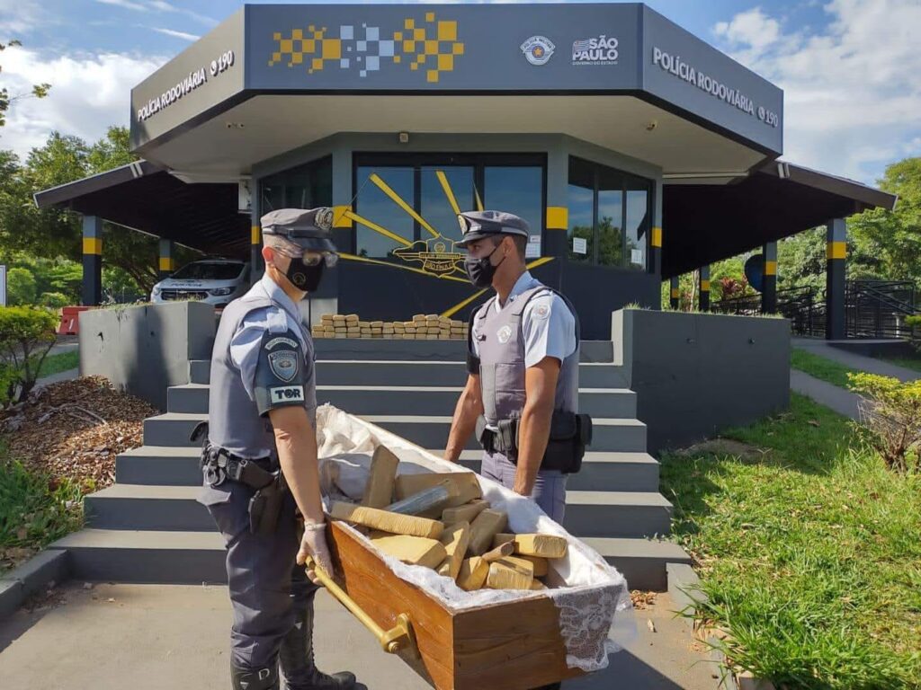 Carro funerário é flagrado com drogas dentro de um caixão em SP